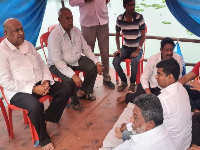 Protesters protest against officials on ulhas river | आंदोलकांची भेट न देणाऱ्या अधिकाऱ्यांचा केला निषेध Protesters protest against officials on ulhas river | आंदोलकांची भेट न देणाऱ्या अधिकाऱ्यांचा केला निषेध