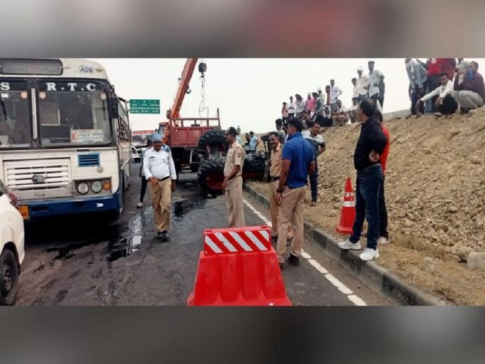 Driver killed, another seriously injured after a tractor loaded with cement poles overturned on the divider | सिमेंट पोल भरलेला ट्रक्टर दुभाजकावर चढून पलटी; चालक ठार, दुसरा गंभीर जखमी