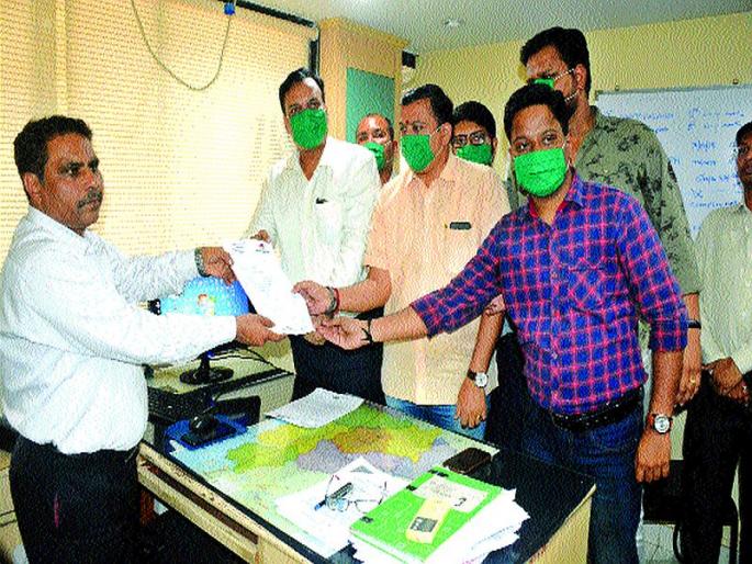 MNS shock over pollution; Statement of wearing a mask | प्रदूषणावरून मनसेची धडक; मास्क घालून दिले निवेदन MNS shock over pollution; Statement of wearing a mask | प्रदूषणावरून मनसेची धडक; मास्क घालून दिले निवेदन
