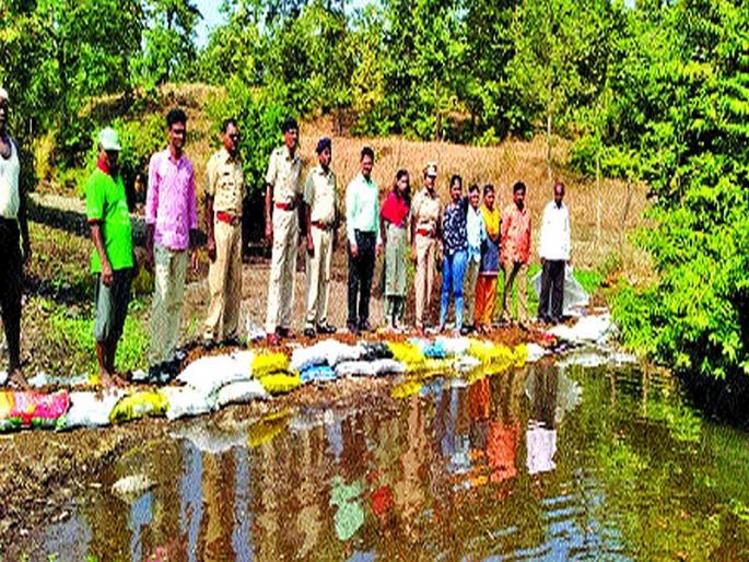 The Dam is built by the Office of the Guardian | उपवन संरक्षक कार्यालयाने बांधले १५० बंधारे