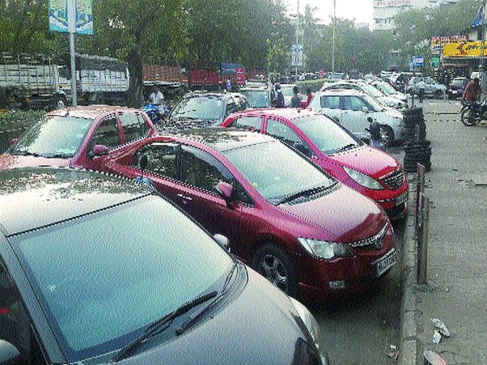 Illegal garage on Palm Beach Road; Traffic congestion problem | पामबीच मार्गावरील बेकायदा गॅरेज; वाहतूककोंडीची समस्या Illegal garage on Palm Beach Road; Traffic congestion problem | पामबीच मार्गावरील बेकायदा गॅरेज; वाहतूककोंडीची समस्या