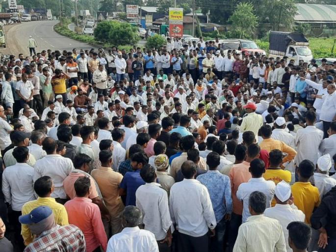 Continuation of onion auction threatened; Stop the route of onion traders to Vinchoor | कांदा लिलाव सुरू ठेवल्याने धमकी; विंचूरला कांदा व्यापाऱ्यांचा रास्ता रोको Continuation of onion auction threatened; Stop the route of onion traders to Vinchoor | कांदा लिलाव सुरू ठेवल्याने धमकी; विंचूरला कांदा व्यापाऱ्यांचा रास्ता रोको