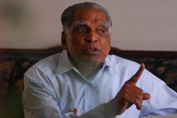 This is the child who does not call his mother a mother; Maharashtra calls for demolition of defectors | ही तर आईला आई न म्हणणारी औलाद; दलबदलूंना पाडण्याचे महाराष्ट्राला आवाहन This is the child who does not call his mother a mother; Maharashtra calls for demolition of defectors | ही तर आईला आई न म्हणणारी औलाद; दलबदलूंना पाडण्याचे महाराष्ट्राला आवाहन