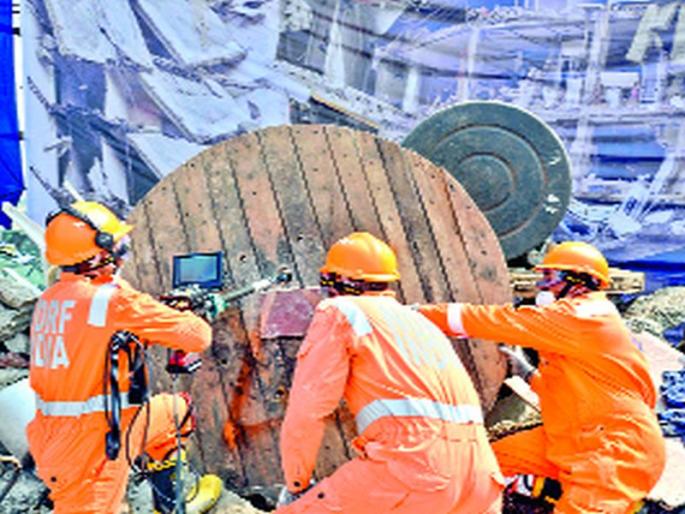 Buildings collapse; But the angels saved | इमारती कोसळल्या; पण देवदूतांनी वाचविले Buildings collapse; But the angels saved | इमारती कोसळल्या; पण देवदूतांनी वाचविले