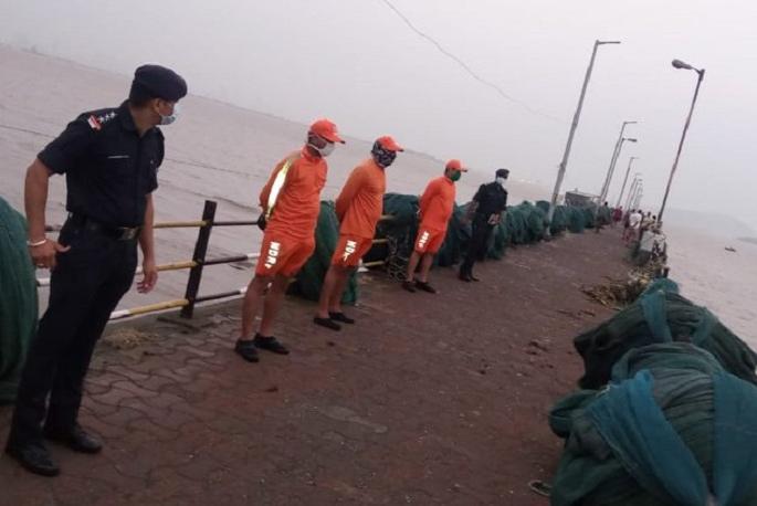 NDRF units ready to fight with Nisarga Cyclone rkp | Cyclone Nisarga : 'निसर्ग' चक्रीवादळाचा सामना करण्यासाठी एनडीआरएफची टीम सज्ज NDRF units ready to fight with Nisarga Cyclone rkp | Cyclone Nisarga : 'निसर्ग' चक्रीवादळाचा सामना करण्यासाठी एनडीआरएफची टीम सज्ज