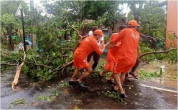Two toes of an NDRF jawan were broken | मदतकार्य करताना एनडीआरएफच्या जवानाच्या पायाची दोन बोटे तुटली