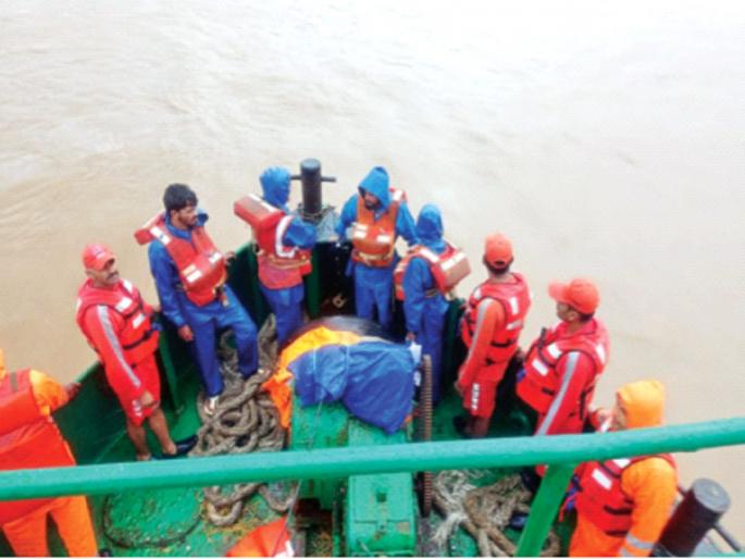 Heavy rain, flooded river ten workers out of the jaws of death ndrf vaitarana river heavy rain | धो-धो पाऊस, पुराने वेढलेली नदी आणि.... ‘त्या’ दहा कामगारांना आणले मृत्यूच्या दाढेतून Heavy rain, flooded river ten workers out of the jaws of death ndrf vaitarana river heavy rain | धो-धो पाऊस, पुराने वेढलेली नदी आणि.... ‘त्या’ दहा कामगारांना आणले मृत्यूच्या दाढेतून