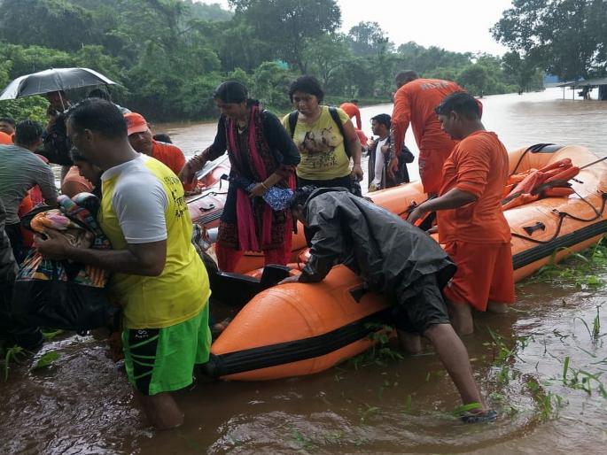 mumbai rain live updates heavy rainfall in city imd predicts flooding local trains traffic affected | Mumbai Rain Live Updates: कल्याण-बदलापूर रेल्वे वाहतूक अद्याप ठप्प, महालक्ष्मी एक्स्प्रेस घटनास्थळीच उभी mumbai rain live updates heavy rainfall in city imd predicts flooding local trains traffic affected | Mumbai Rain Live Updates: कल्याण-बदलापूर रेल्वे वाहतूक अद्याप ठप्प, महालक्ष्मी एक्स्प्रेस घटनास्थळीच उभी