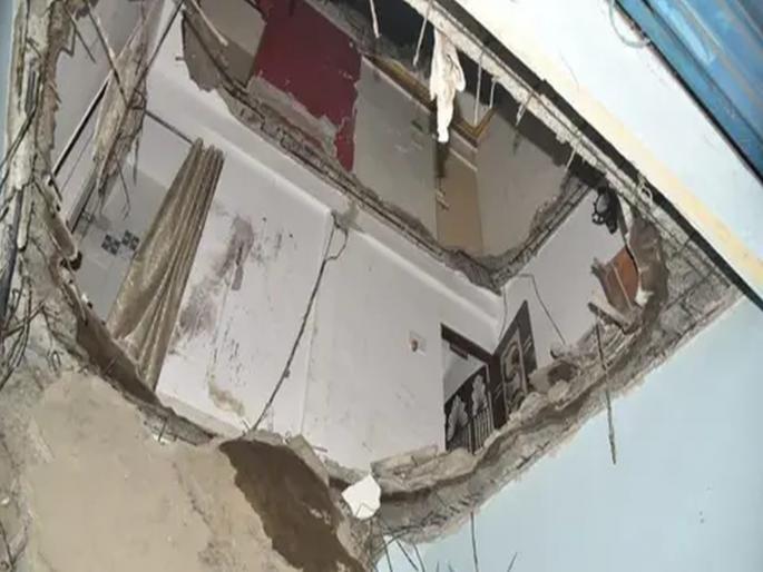 2 killed, 2 seriously injured in accident at Nerul; Succeeded in saving the three safely | नेरुळ येथील दुर्घटनेत २ ठार, २ गंभीर जखमी; तिघांना सुखरुप वाचवण्यात यश 2 killed, 2 seriously injured in accident at Nerul; Succeeded in saving the three safely | नेरुळ येथील दुर्घटनेत २ ठार, २ गंभीर जखमी; तिघांना सुखरुप वाचवण्यात यश