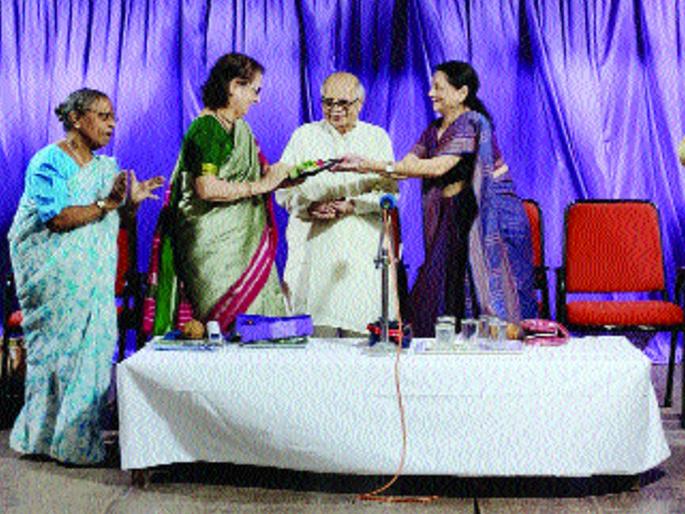created unnecessary glamor in Journalism - Manisha Tikker | पत्रकारितेला अनावश्यक ग्लॅमर निर्माण झाले आहे - मनीषा टिकेकर created unnecessary glamor in Journalism - Manisha Tikker | पत्रकारितेला अनावश्यक ग्लॅमर निर्माण झाले आहे - मनीषा टिकेकर