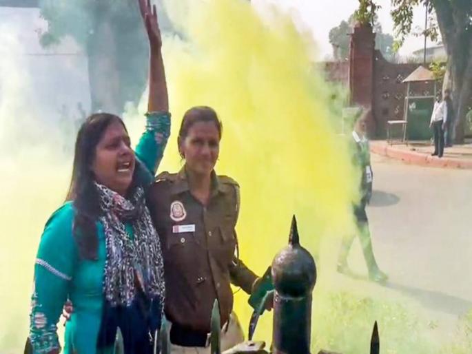 lok sabha security breach incident neelam who protest outside parliament is highly educated know her academic details | MA, M.Ed, M.Phil अन् NET उत्तीर्ण; संसदेबाहेर आंदोलन करणाऱ्या नीलमचा भाऊ म्हणाला... lok sabha security breach incident neelam who protest outside parliament is highly educated know her academic details | MA, M.Ed, M.Phil अन् NET उत्तीर्ण; संसदेबाहेर आंदोलन करणाऱ्या नीलमचा भाऊ म्हणाला...