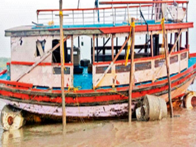 Neelkamal, which killed 15 innocent people, rests on the shores of Rajbandar, various government agencies will investigate | 15 निष्पापांचे बळी घेणारी नीलकमल राजबंदर किनाऱ्यावर विसावली, विविध शासकीय यंत्रणा करणार तपासणी Neelkamal, which killed 15 innocent people, rests on the shores of Rajbandar, various government agencies will investigate | 15 निष्पापांचे बळी घेणारी नीलकमल राजबंदर किनाऱ्यावर विसावली, विविध शासकीय यंत्रणा करणार तपासणी