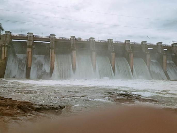 The dams in the Neera valley overflowed the water reservoir seventy-five times. | थेंबे थेंबे तळे साचत' नीरा खोऱ्यातील धरणांनी पाणीसाठा ओलांडला पंचाहत्तरी The dams in the Neera valley overflowed the water reservoir seventy-five times. | थेंबे थेंबे तळे साचत' नीरा खोऱ्यातील धरणांनी पाणीसाठा ओलांडला पंचाहत्तरी