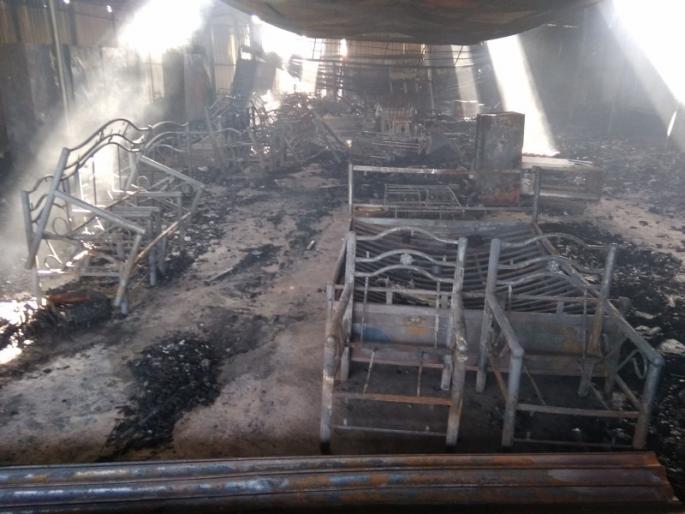 furniture shop destoyed in fire at neera , loss of one crore rupees | नीरेत फर्निचरच्या दुकानाला भीषण आग, एक कोटी रुपयांचे नुकसान furniture shop destoyed in fire at neera , loss of one crore rupees | नीरेत फर्निचरच्या दुकानाला भीषण आग, एक कोटी रुपयांचे नुकसान