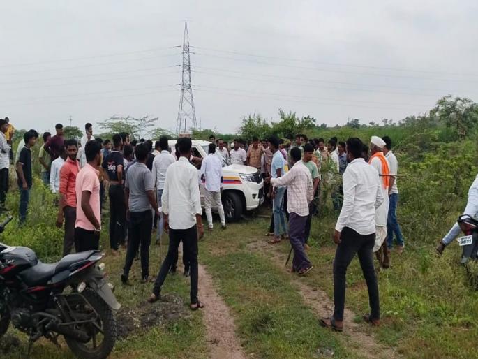 Robbery in broad daylight and hid in a field; Police chase in a cine-style manner, 200 youths surrounded, thieves caught with the help of drones | भरदिवसा दरोडा टाकून शेतात लपले; पोलिसांचा सिनेस्टाईल पाठलाग, २०० तरुणांचा वेढा, ड्रोनच्या मदतीने चोरांना पकडले Robbery in broad daylight and hid in a field; Police chase in a cine-style manner, 200 youths surrounded, thieves caught with the help of drones | भरदिवसा दरोडा टाकून शेतात लपले; पोलिसांचा सिनेस्टाईल पाठलाग, २०० तरुणांचा वेढा, ड्रोनच्या मदतीने चोरांना पकडले