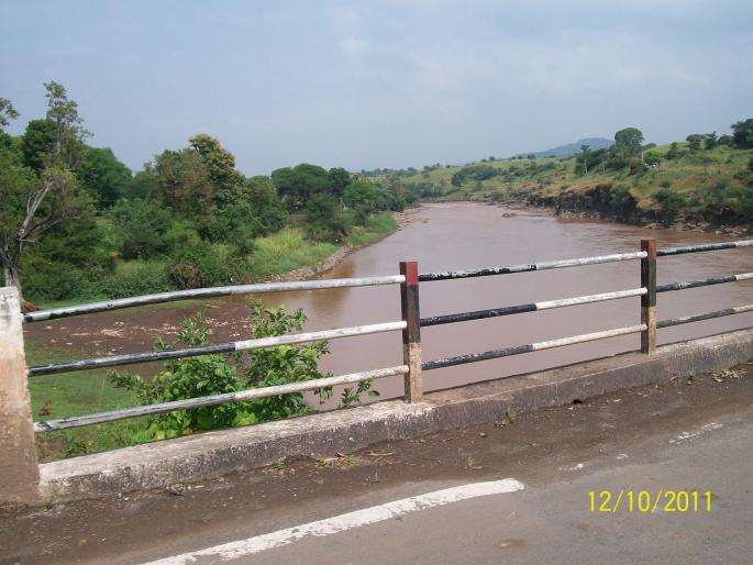 CoronaVirus Lockdown: Life in three talukas disrupted due to closure of Nira bridge | CoronaVirus Lockdown : नीरा पूल बंदमुळे तीन तालुक्यांचे जनजीवन विस्कळीत