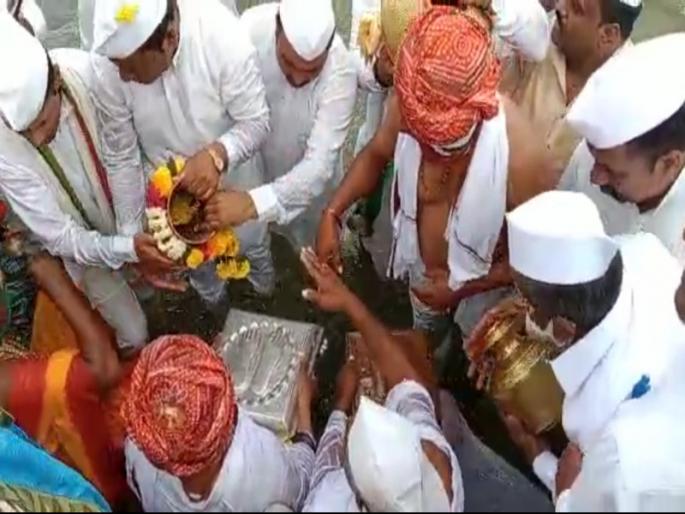 'Pundalik Varade Hari Vitthal, Shri Dnyandev Tukaram' | 'पुंडलिक वरदे हारी विठ्ठल, श्री ज्ञानदेव तुकाराम' अशा जयघोषात संत तुकोबांच्या पादुकांना यंदाचे नीरा स्नान इंद्रायणीच्या पात्रात 'Pundalik Varade Hari Vitthal, Shri Dnyandev Tukaram' | 'पुंडलिक वरदे हारी विठ्ठल, श्री ज्ञानदेव तुकाराम' अशा जयघोषात संत तुकोबांच्या पादुकांना यंदाचे नीरा स्नान इंद्रायणीच्या पात्रात