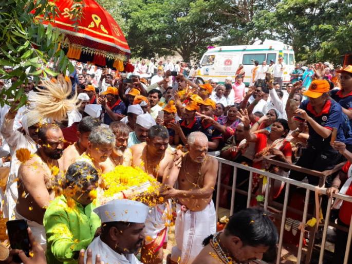 chants of Mauli Mauli Bathing the feet of sant dnyaneshwar in the sacred shrine of the Neera river | Video: 'माऊली माऊली' नामाचा जयघोष; नीरा नदीच्या पवित्र तीर्थात ज्ञानदेवांच्या पादुकांना स्नान chants of Mauli Mauli Bathing the feet of sant dnyaneshwar in the sacred shrine of the Neera river | Video: 'माऊली माऊली' नामाचा जयघोष; नीरा नदीच्या पवित्र तीर्थात ज्ञानदेवांच्या पादुकांना स्नान