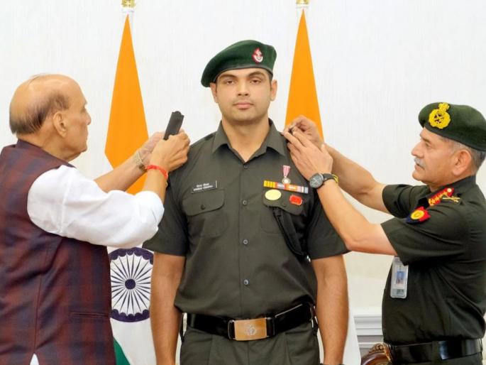 Olympic Medallist Javelin Thrower Neeraj Chopra Conferred The Honorary Rank Of Lieutenant Colonel in the Indian Army | Neeraj Chopra Lieutenant Colonel : राजनाथ सिंह अन् सेनाप्रमुखांकडून 'गोल्डन बॉय'चा सन्मान (VIDEO)
