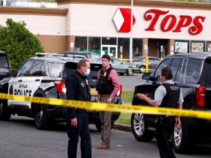 New York State Buffalo Shooting: 18 Year ol boy opens fire on people in Supermarket of New York | New York State Buffalo Shooting: न्यूयॉर्कच्या सुपरमार्केटमध्ये अंदाधुंद गोळीबार, 10 कृष्णवर्णीयांचा जागीच मृत्यू तर तिघे गंभीर जखमी New York State Buffalo Shooting: 18 Year ol boy opens fire on people in Supermarket of New York | New York State Buffalo Shooting: न्यूयॉर्कच्या सुपरमार्केटमध्ये अंदाधुंद गोळीबार, 10 कृष्णवर्णीयांचा जागीच मृत्यू तर तिघे गंभीर जखमी