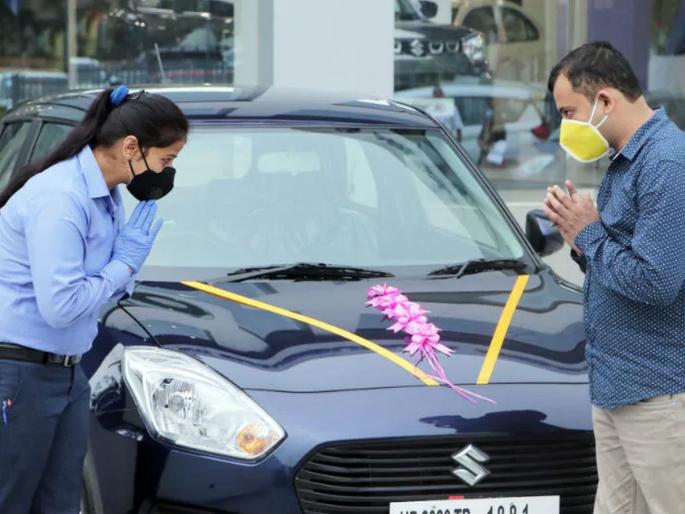 Customers will have to wait up to 10 months to buy a new car | नवी कार खरेदी करताय? १० महिन्यांपर्यंत थांबावे लागणार...जाणून घ्या कारण Customers will have to wait up to 10 months to buy a new car | नवी कार खरेदी करताय? १० महिन्यांपर्यंत थांबावे लागणार...जाणून घ्या कारण