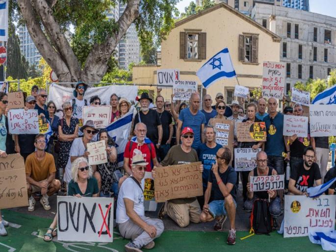 Outrage Against Benjamin Netanyahu in Israel; Hundreds of people on the streets, demanding resignation | इस्रायलमध्ये बेंजामिन नेतन्याहू यांच्या विरोधात संतापाचा उद्रेक; शेकडो लोक रस्त्यावर, राजीनाम्याची मागणी Outrage Against Benjamin Netanyahu in Israel; Hundreds of people on the streets, demanding resignation | इस्रायलमध्ये बेंजामिन नेतन्याहू यांच्या विरोधात संतापाचा उद्रेक; शेकडो लोक रस्त्यावर, राजीनाम्याची मागणी