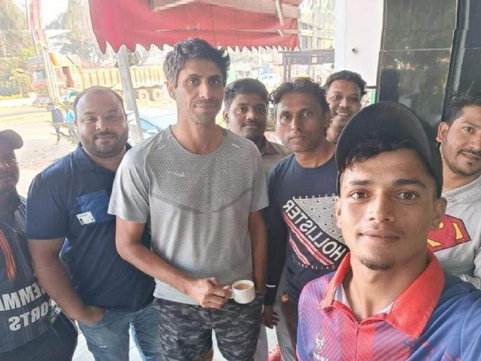After master blaster Sachin Tendulkar Ashish Nehra tasted Belgaum tea | मास्टर ब्लास्टर सचिन नंतर आशिष नेहराने घेतला बेळगावच्या चहाचा स्वाद, चाहत्यांचा सेल्फीसाठी गराडा After master blaster Sachin Tendulkar Ashish Nehra tasted Belgaum tea | मास्टर ब्लास्टर सचिन नंतर आशिष नेहराने घेतला बेळगावच्या चहाचा स्वाद, चाहत्यांचा सेल्फीसाठी गराडा