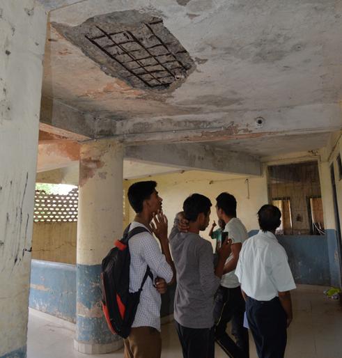 Slab slips at third floor; Students from the lower floor are shocked! | स्लॅब कोसळू लागला तिसºया मजल्यावर; खालच्या मजल्यावरील विद्यार्थी भेदरले ! Slab slips at third floor; Students from the lower floor are shocked! | स्लॅब कोसळू लागला तिसºया मजल्यावर; खालच्या मजल्यावरील विद्यार्थी भेदरले !