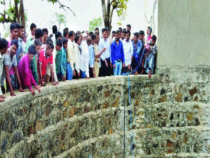 jalgaon news | पंचनाम्यात विहीरच बदलली, विरोधकांचा आरोप jalgaon news | पंचनाम्यात विहीरच बदलली, विरोधकांचा आरोप
