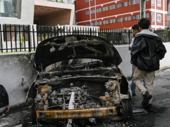 Nepal Crisis Protesters set hotel on fire in Nepal, Indian woman jumps from fourth floor to save her life dies on the spot | Nepal Crisis : नेपाळमध्ये निदर्शकांनी हॉटेलला आग लावली, जीव वाचवण्यासाठी भारतीय महिलेने चौथ्या मजल्यावरून उडी मारली; जागीच मृत्यू Nepal Crisis Protesters set hotel on fire in Nepal, Indian woman jumps from fourth floor to save her life dies on the spot | Nepal Crisis : नेपाळमध्ये निदर्शकांनी हॉटेलला आग लावली, जीव वाचवण्यासाठी भारतीय महिलेने चौथ्या मजल्यावरून उडी मारली; जागीच मृत्यू