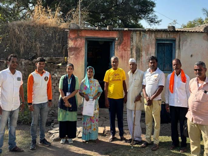 Tukaram Shinde from Dongarsonit, who was missing for 20 years after being found in Nepal, was safely released home by the Rehabilitation Foundation | Sangli: वीस वर्षांपासून बेपत्ता; नेपाळमध्ये सापडलेल्या वृद्धाला डोंगरसोनीत सोडले, रिहबिलिटेशन फाउंडेशनची माणुसकी  Tukaram Shinde from Dongarsonit, who was missing for 20 years after being found in Nepal, was safely released home by the Rehabilitation Foundation | Sangli: वीस वर्षांपासून बेपत्ता; नेपाळमध्ये सापडलेल्या वृद्धाला डोंगरसोनीत सोडले, रिहबिलिटेशन फाउंडेशनची माणुसकी