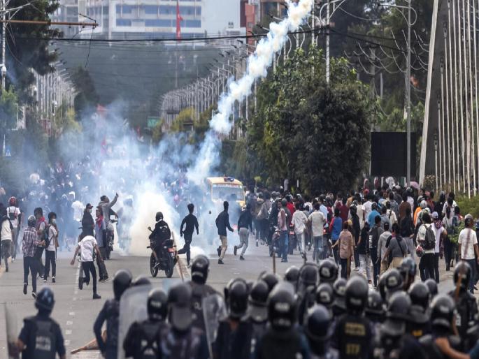 Video: Protests in Nepal flare up further; Security forces attacked after ministers' houses were burnt | Video : नेपाळमधील आंदोलन आणखी पेटलं; मंत्र्यांची घरं जाळल्यानंतर लोकांचा सुरक्षा दलांवर हल्ला Video: Protests in Nepal flare up further; Security forces attacked after ministers' houses were burnt | Video : नेपाळमधील आंदोलन आणखी पेटलं; मंत्र्यांची घरं जाळल्यानंतर लोकांचा सुरक्षा दलांवर हल्ला
