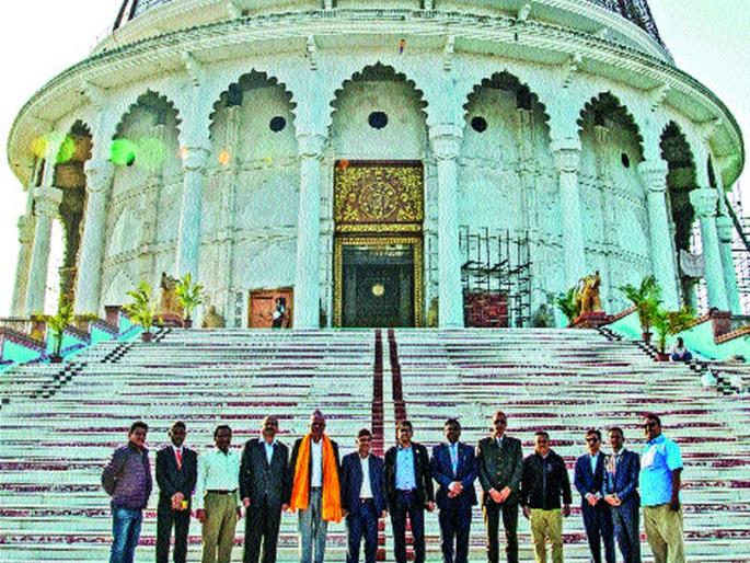 Visit of a Nepalese delegation to the world's largest canoe | जगातील मोठ्या घुमटाला नेपाळच्या शिष्टमंडळाची भेट Visit of a Nepalese delegation to the world's largest canoe | जगातील मोठ्या घुमटाला नेपाळच्या शिष्टमंडळाची भेट