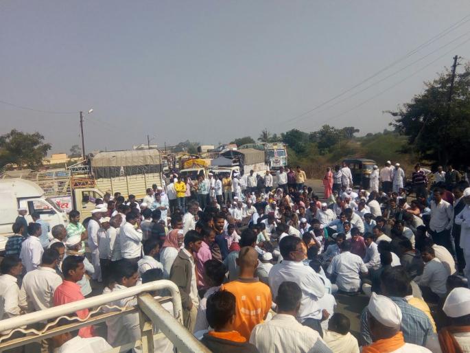 After the decline of onion market in Nepti Bazar Samiti, the farmers got auctioned | नेप्ती बाजार समितीत कांद्याचे भाव घसरल्याने शेतक-यांनी लिलाव पाडले बंद After the decline of onion market in Nepti Bazar Samiti, the farmers got auctioned | नेप्ती बाजार समितीत कांद्याचे भाव घसरल्याने शेतक-यांनी लिलाव पाडले बंद