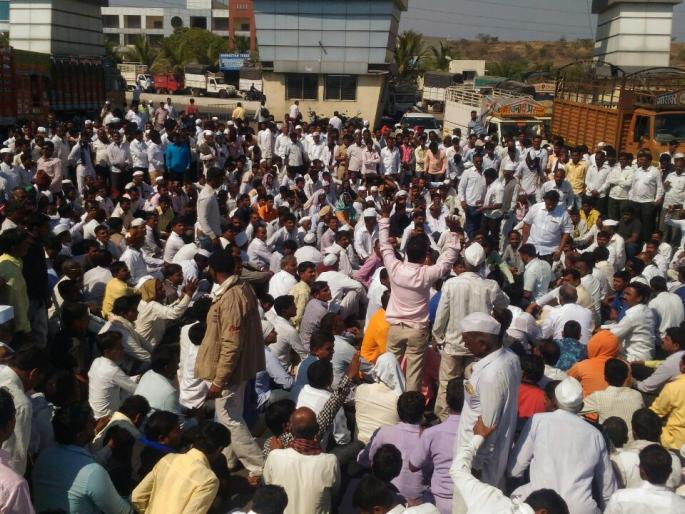 Onion vanda at the deputy subdivision; The agitation caused by the prices of the farmers | नेप्ती उपबाजारात कांद्याचा वांदा; भाव पडल्यामुळे शेतक-यांनी केले आंदोलन Onion vanda at the deputy subdivision; The agitation caused by the prices of the farmers | नेप्ती उपबाजारात कांद्याचा वांदा; भाव पडल्यामुळे शेतक-यांनी केले आंदोलन