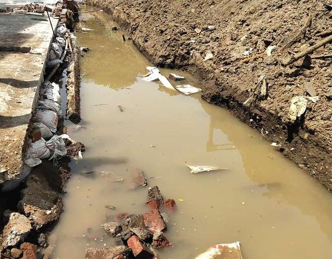 Water drainage in Nerl | जलवाहिन्या तुटल्याने नेरळमध्ये पाणीटंचाई