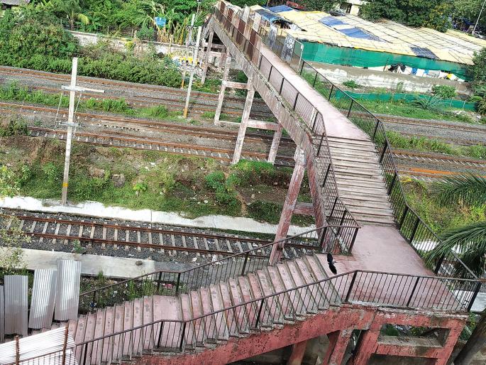 The pedestrian bridge at Nerul is dangerous; Ignore the repair | नेरुळ येथील पादचारी पूल धोकादायक; दुरुस्तीकडे दुर्लक्ष The pedestrian bridge at Nerul is dangerous; Ignore the repair | नेरुळ येथील पादचारी पूल धोकादायक; दुरुस्तीकडे दुर्लक्ष