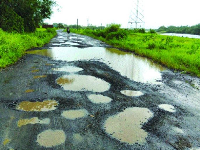 Dangerous bridge on Peshwa road, poor condition of road in Neral | पेशवाई रस्त्यावरील पूल धोकादायक, नेरळमधील रस्त्याची दुरवस्था Dangerous bridge on Peshwa road, poor condition of road in Neral | पेशवाई रस्त्यावरील पूल धोकादायक, नेरळमधील रस्त्याची दुरवस्था