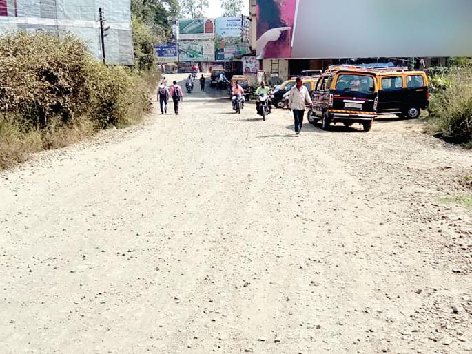 Direction of a road leading to a bus stop | बसस्थानकाकडे जाणाऱ्या रस्त्याची दैना Direction of a road leading to a bus stop | बसस्थानकाकडे जाणाऱ्या रस्त्याची दैना