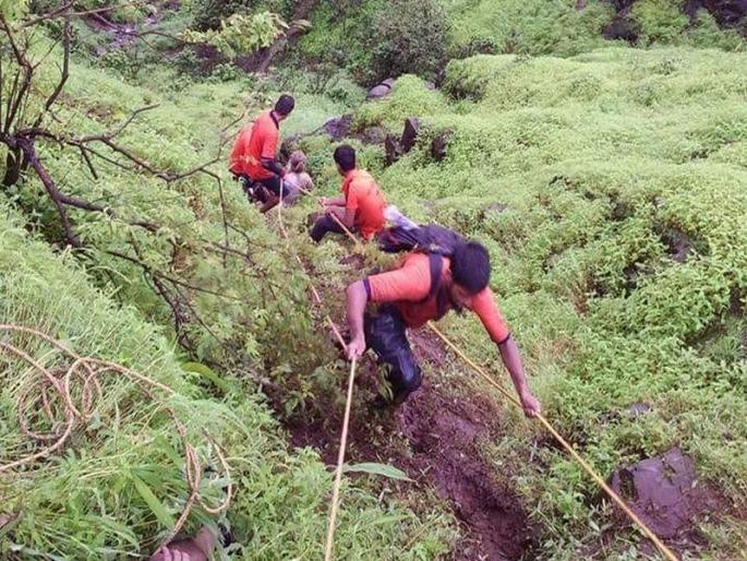 raja shivchatrapati parivar saves life of two trackers | राजा शिवछत्रपती परिवाराकडून दोन ट्रेकर्सना जीवदान raja shivchatrapati parivar saves life of two trackers | राजा शिवछत्रपती परिवाराकडून दोन ट्रेकर्सना जीवदान
