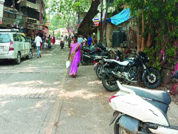 Action on the hawkers of Nagarparishad in Karjat | कर्जतमध्ये नगरपरिषदेची फेरीवाल्यांवर कारवाई Action on the hawkers of Nagarparishad in Karjat | कर्जतमध्ये नगरपरिषदेची फेरीवाल्यांवर कारवाई