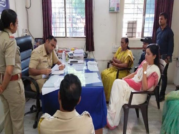 huge argument between MP Navneet Rana and Police over phone recording | तुम्ही माझा कॉल रेकॉर्ड कसा केला? नवनीत राणा संतापल्या; पोलीस ठाण्यात गदारोळ huge argument between MP Navneet Rana and Police over phone recording | तुम्ही माझा कॉल रेकॉर्ड कसा केला? नवनीत राणा संतापल्या; पोलीस ठाण्यात गदारोळ