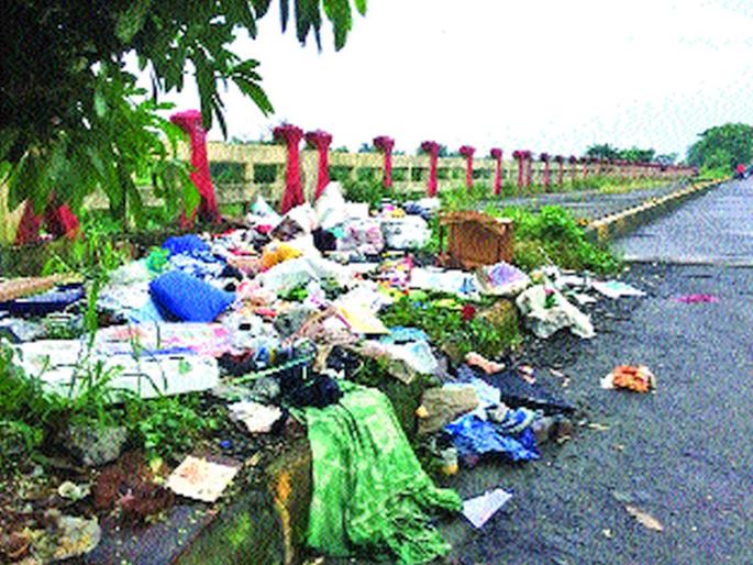 Debris on vacant plots, piles of rubbish; Difficulties in Navi Mumbai | मोकळ्या भूखंडांवर डेब्रिज, कचऱ्याचे ढीग; नवी मुंबईत ठिकठिकाणी अडचणी Debris on vacant plots, piles of rubbish; Difficulties in Navi Mumbai | मोकळ्या भूखंडांवर डेब्रिज, कचऱ्याचे ढीग; नवी मुंबईत ठिकठिकाणी अडचणी