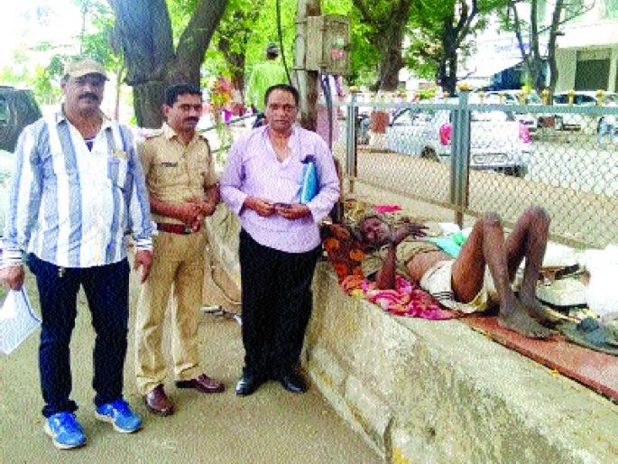 Social worker gave police help to Shelter | सामाजिक कार्यकर्त्याने पोलिसांच्या मदतीने दिला निराश्रिताला निवारा Social worker gave police help to Shelter | सामाजिक कार्यकर्त्याने पोलिसांच्या मदतीने दिला निराश्रिताला निवारा