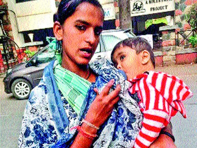 Even the parents want to begged by the child | पालक मागताहेत बालकाकरवी भीक Even the parents want to begged by the child | पालक मागताहेत बालकाकरवी भीक