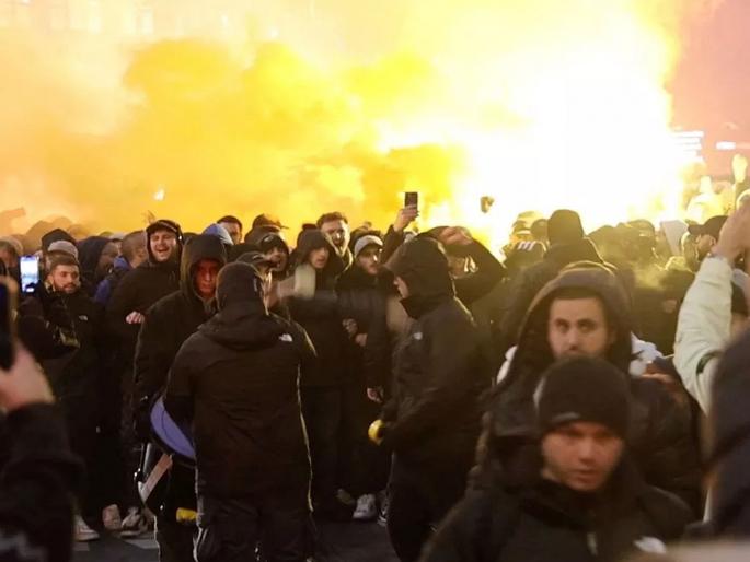 Attack on Israeli Citizens at Football Match; 12 wounded, Netanyahu sends planes to Netherlands | फुटबॉल सामन्यावेळी इस्रायली नागरिकांवर हल्ला; १२ जखमी, नेतन्याहूंनी नेदरलँडला विमाने पाठविली Attack on Israeli Citizens at Football Match; 12 wounded, Netanyahu sends planes to Netherlands | फुटबॉल सामन्यावेळी इस्रायली नागरिकांवर हल्ला; १२ जखमी, नेतन्याहूंनी नेदरलँडला विमाने पाठविली