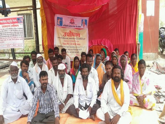 Fasting in front of Nevasa tehsil to record the crop | पिक नोंद लावण्यासाठी नेवासा तहसील समोर उपोषण Fasting in front of Nevasa tehsil to record the crop | पिक नोंद लावण्यासाठी नेवासा तहसील समोर उपोषण