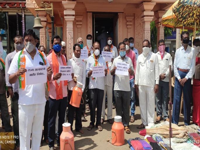 BJP anoints Ganpati in Newash for milk price hike | दूध दरवाढीसाठी नेवाशात भाजपतर्फे गणपतीला दुग्धाभिषेक BJP anoints Ganpati in Newash for milk price hike | दूध दरवाढीसाठी नेवाशात भाजपतर्फे गणपतीला दुग्धाभिषेक