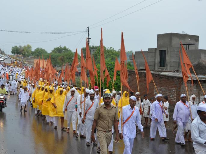 Gyanoba Mauli's Jayoghoshan goes to Devgad Nagri Dumdummali, Dindi Pandharpur | ज्ञानोबा माऊलींच्या जयघोषानं देवगड नगरी दुमदुमली, दिंडीचे पंढरपूरकडे प्रस्थान