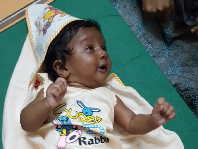 Mother's escape by throwing a one-month-old girl in the drain | एका महिन्याच्या मुलीस नालीत टाकून मातेचे पलायन Mother's escape by throwing a one-month-old girl in the drain | एका महिन्याच्या मुलीस नालीत टाकून मातेचे पलायन